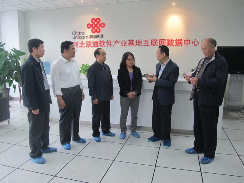 石家莊首屆O2O電子商務(wù)博覽會與會領(lǐng)導參觀河北聯(lián)通金石機房